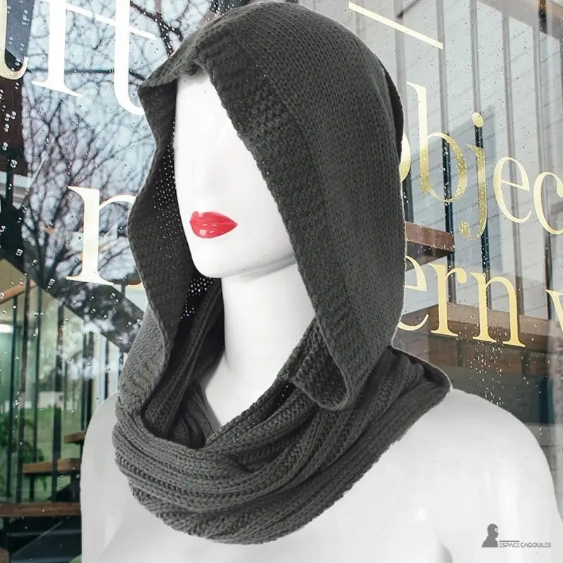 Tidlös svart mode kvinnors balaclava i tjock stickning, presenterad på skyltdocka för stadsfönster med modern bakgrund