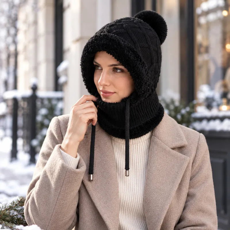 Cagoule femme noire Bella masque baissé, capuche tricotée bordée fausse fourrure et pompon assorti - Espace Cagoules