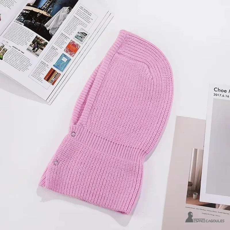 Cagoule Femme Rose présentée à plat sur fond blanc avec des magazines, révélant sa structure souple et sa forme couvrante