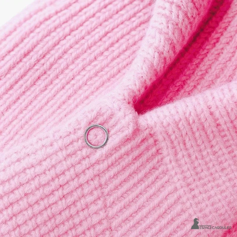 Cagoule Femme Rose gros plan sur le col côtelé avec bouton pression, mettant en évidence la finition tricotée de qualité