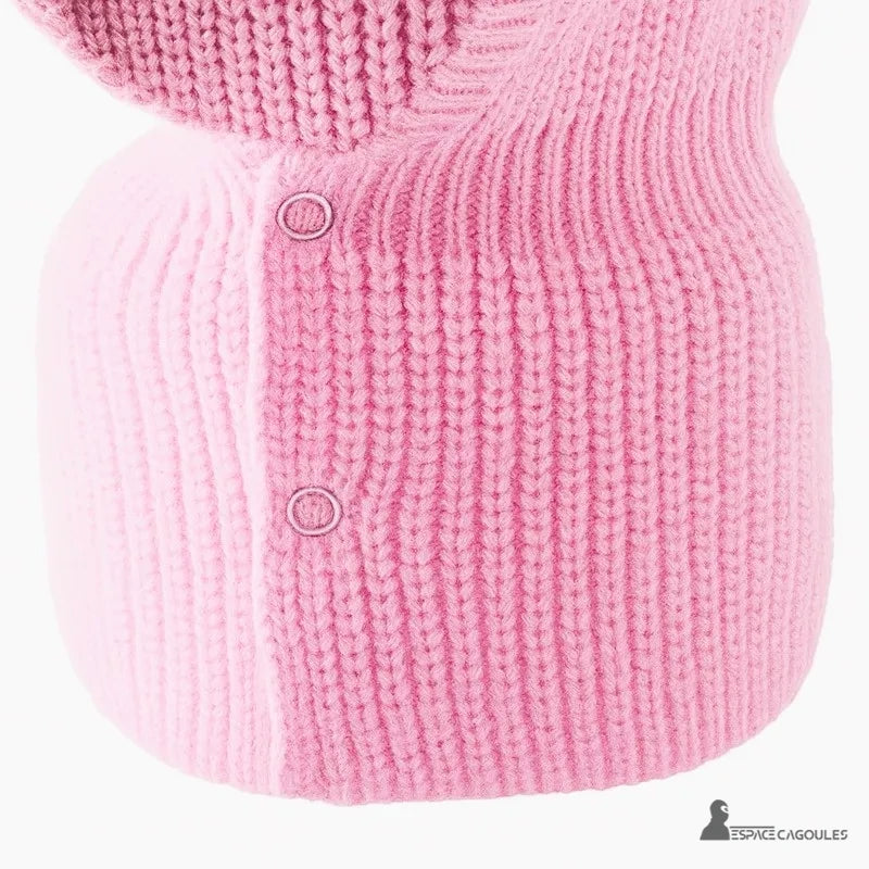 Cagoule Femme Rose vue rapprochée des boutons fermés au cou, accentuant la densité de la maille et sa tenue thermique