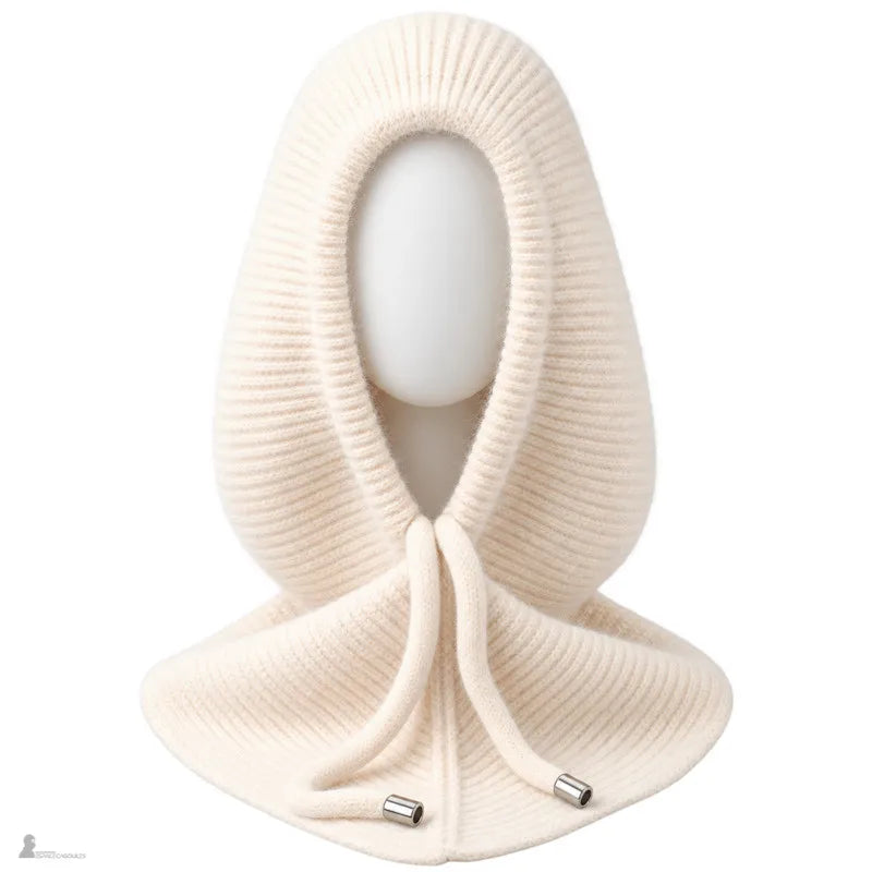 Cagoule femme Sélène en maille côtelée ivoire avec cordon de serrage et plastron en pointe, vue de face sur mannequin - Espace Cagoules
