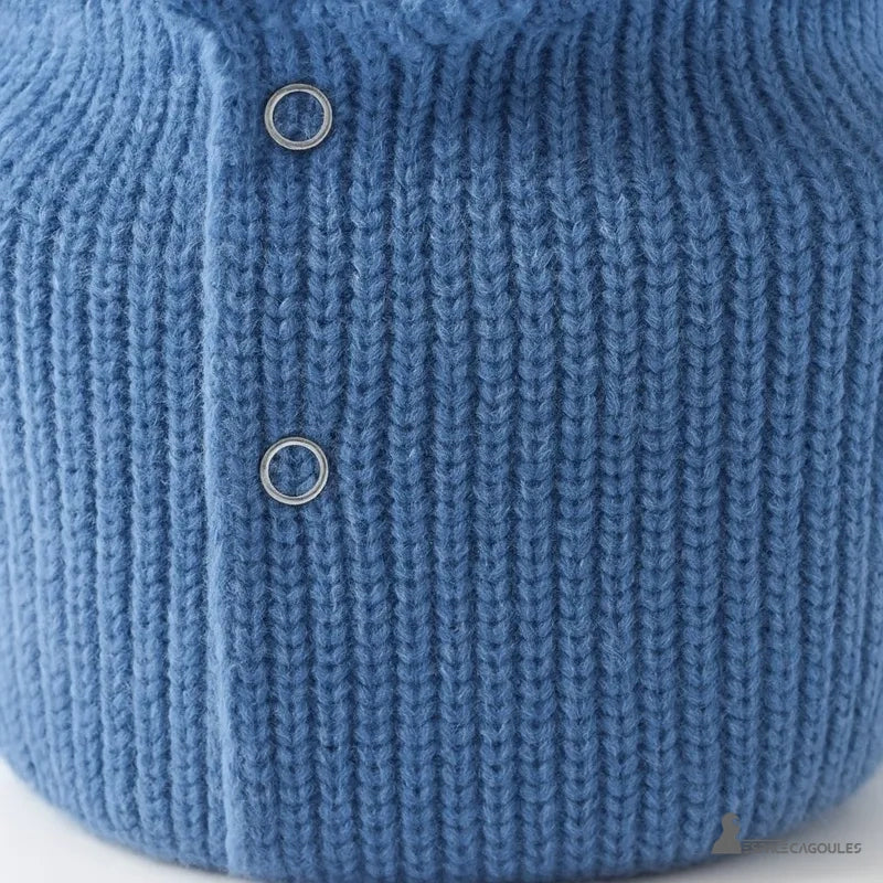 Sturmhaube für Damen Trend-Nahaufnahme an den beiden Knöpfen am Hals, die die Strickverarbeitung hervorhebt