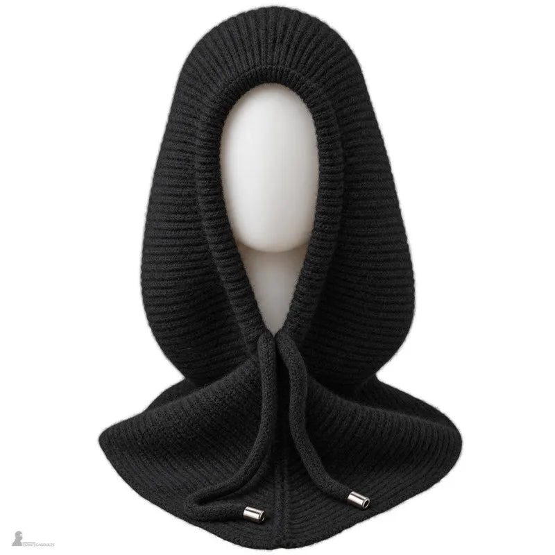 Cagoule tricot Sélène coloris noir avec capuche ample, plastron et cordon à embouts métalliques, vue de face sur mannequin - Espace Cagoules