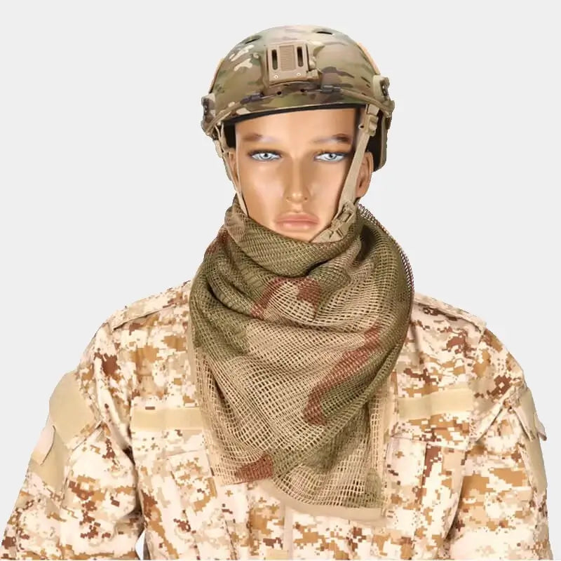 Fitted camouflage net balaclava on mannequin, showing its dimensions and optimal protection in the wilderness.
