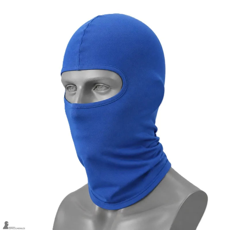 Cagoule fine moto bleue une ouverture portee sur mannequin - Espace Cagoules