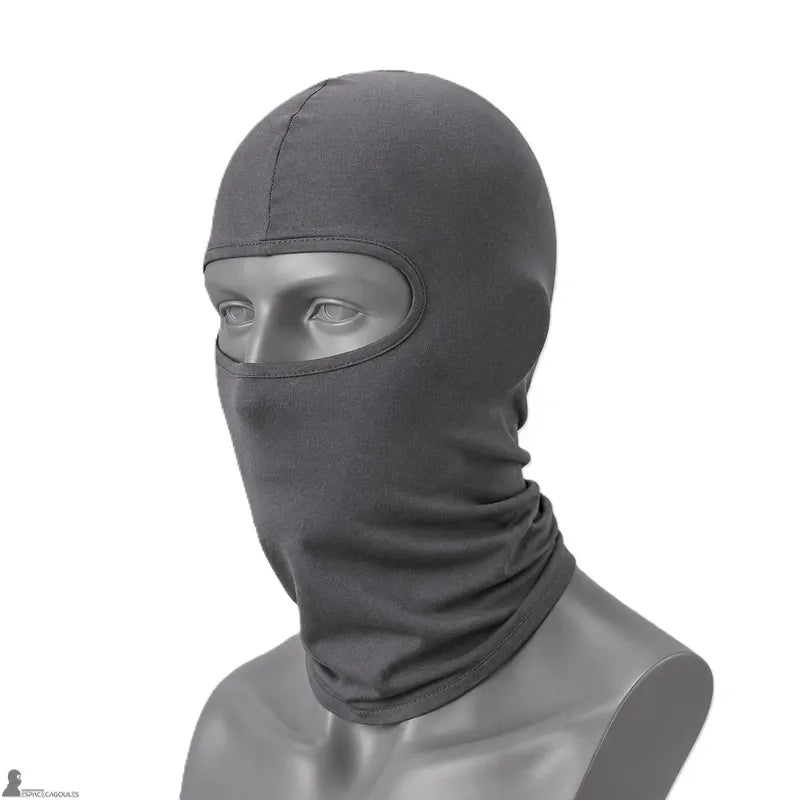 Cagoule fine moto grise une ouverture vue de trois quarts sur mannequin - Espace Cagoules
