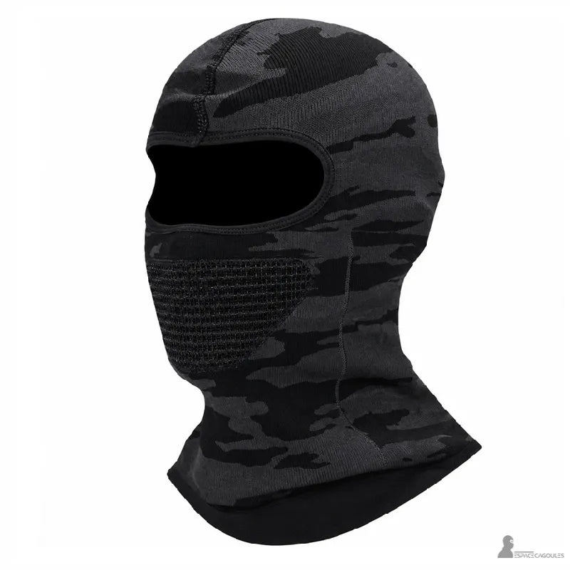 Cagoule fine sous casque de ski camouflage noir avec panneau de respiration, forme ajustée à une ouverture pour les yeux, vue produit sur fond clair - Espace Cagoules