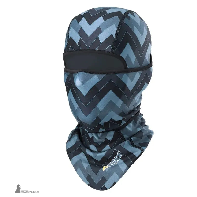Cagoule fine sous casque en matière stretch respirante, forme ajustée couvrant tête et cou, vue de face sur fond blanc avec motif géométrique bleu - Espace Cagoules