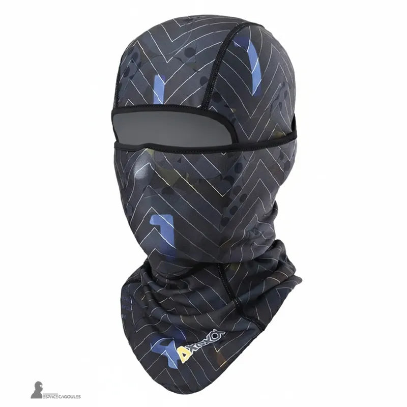 Cagoule fine sous casque en tissu technique extensible, forme ergonomique avec coutures plates, vue trois-quarts sur fond blanc avec motif chevrons gris - Espace Cagoules
