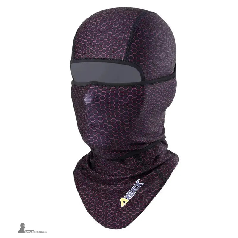 Cagoule fine sous casque en textile respirant et souple, forme couvrante avec maintien sous le menton, vue de profil sur fond blanc avec motif sombre graphique - Espace Cagoules