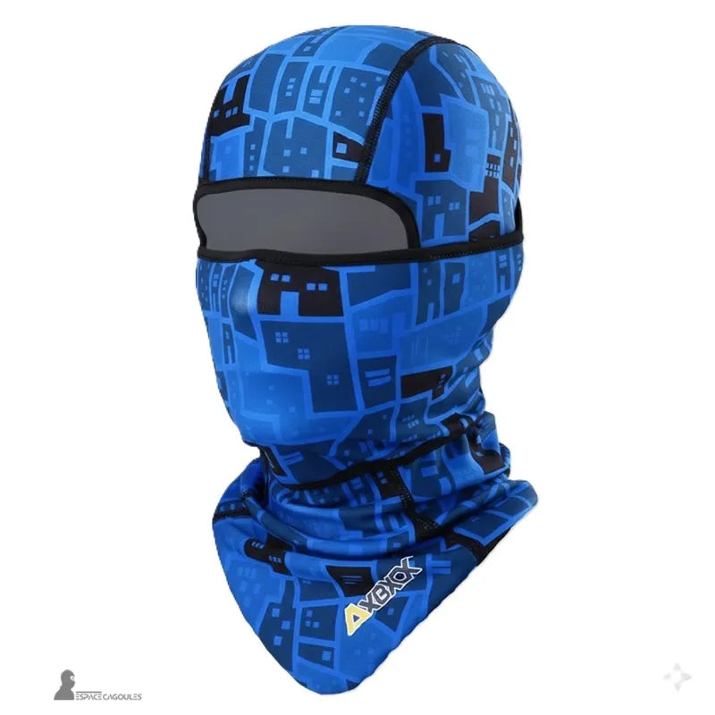 Cagoule fine sous casque en tissu extensible doux, forme intégrale adaptée au port du casque, vue de face sur fond blanc avec motif camouflage abstrait - Espace Cagoules