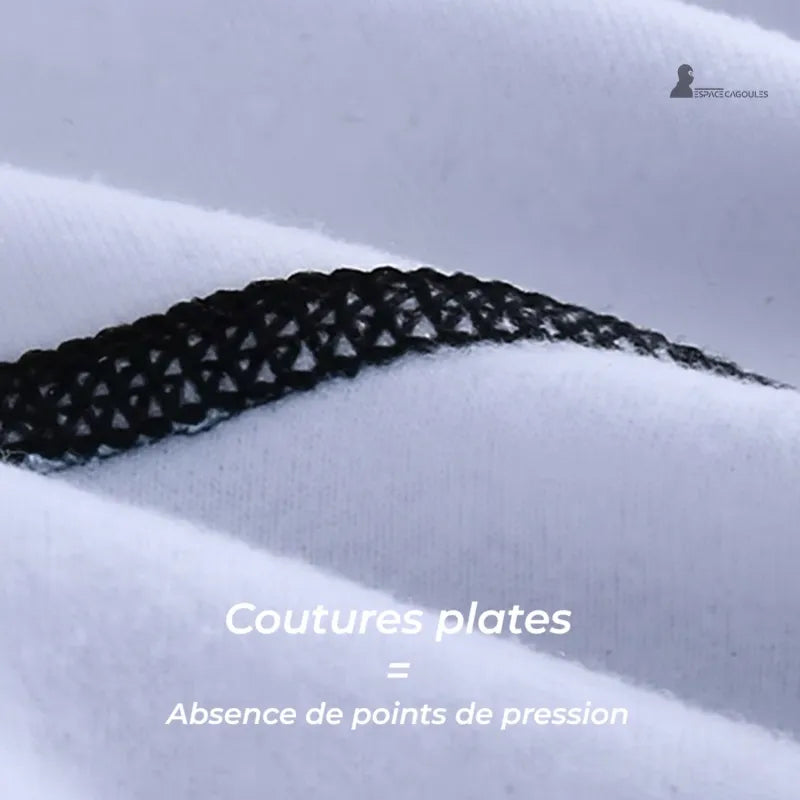 Cagoule fine sous casque en textile technique avec coutures plates, détail rapproché montrant l’absence de points de pression pour un confort sous casque - Espace Cagoules