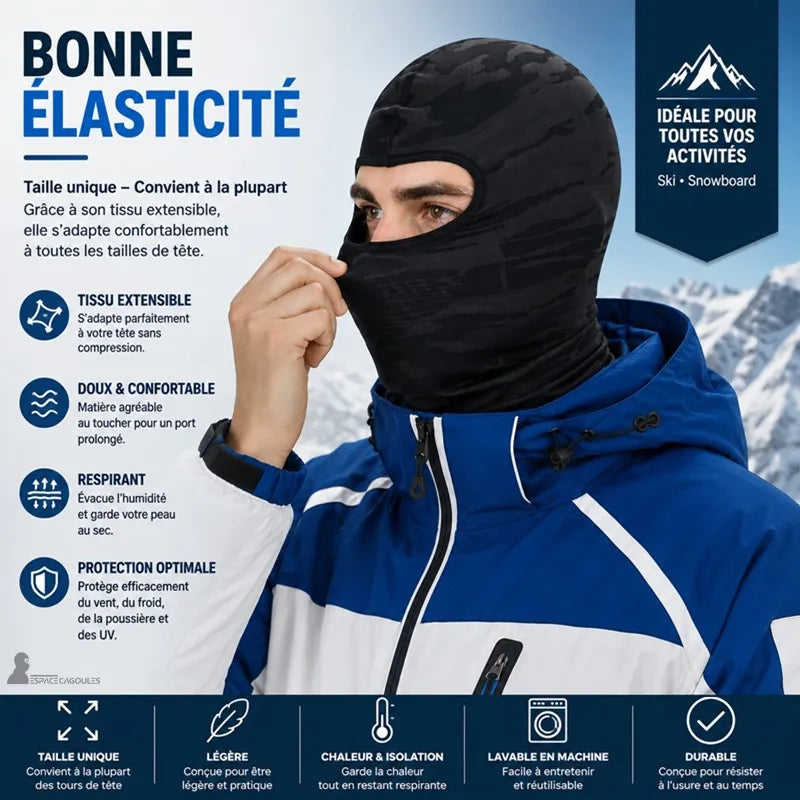Cagoule fine sous casque de ski camouflage noir portée par un skieur en veste bleue, démonstration de l'élasticité du tissu en taille unique - Espace Cagoules