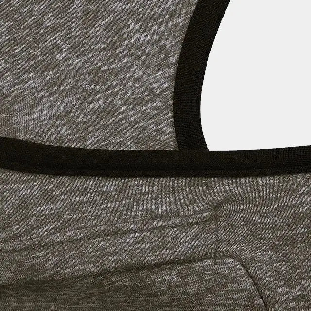 Nahaufnahme der weichen und atmungsaktiven Textur einer dünnen Kapuze unter einem grauen Kinderhelm mit schwarzen verstärkten Nähten.