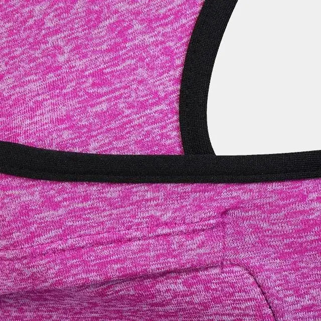 Zoom sur la texture douce et respirante d'une cagoule fine sous casque enfant en tissu rose, avec coutures renforcées noires.