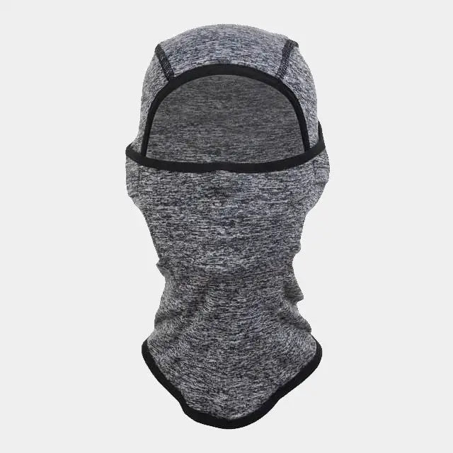 Dünne Kapuze unter einem grauen Kinderhelm aus elastischem Stoff, von vorne gezeigt, mit ergonomischem Design, das Hals und Gesicht gut bedeckt.