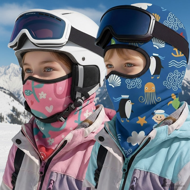 Tunn balaclava under hjälm för barn, bärs av barn under skidåkningshjälm, elastiskt material med fleecefoder, visad i situation i fjällen – Utrymme för balaclavor.