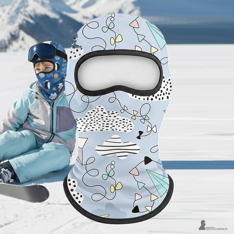 Tunn balaclava under hjälm för barn i polyester och spandex, fodrad med fleece, balaclava-form med en öppning, produktbild i kombination med barn som bär den på skidor i fjällen – Utrymme för balaclavor.