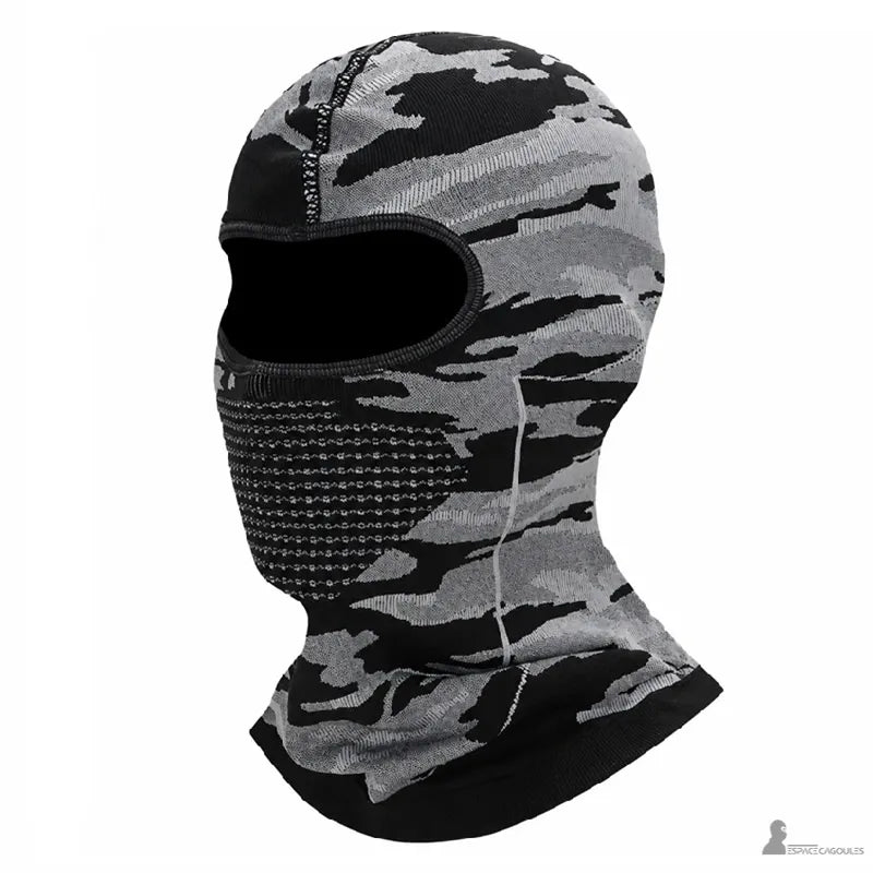 Cagoule fine sous casque de ski camouflage gris avec zone de respiration gaufrée, forme ajustée à une ouverture pour les yeux, vue produit sur fond clair - Espace Cagoules