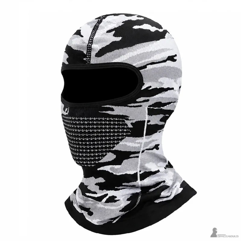 Cagoule fine sous casque de ski camouflage blanc avec zone de respiration gaufrée, forme ajustée couvrant tête et cou, vue produit sur fond clair - Espace Cagoules
