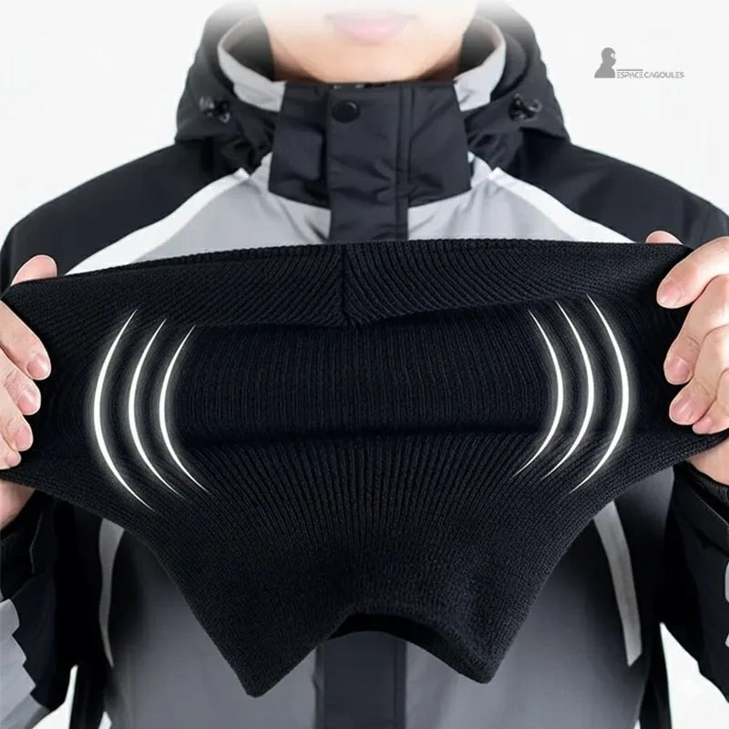 Cagoule gangster noire extensible montrée tenue par une personne en veste de sport, mettant en avant son élasticité avec traits lumineux