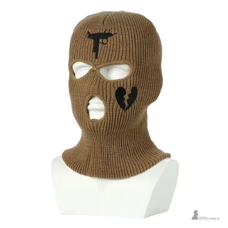 Cagoule gangster kaki en laine épaisse avec motifs noirs pistolet et cœur brisé, posée sur buste blanc