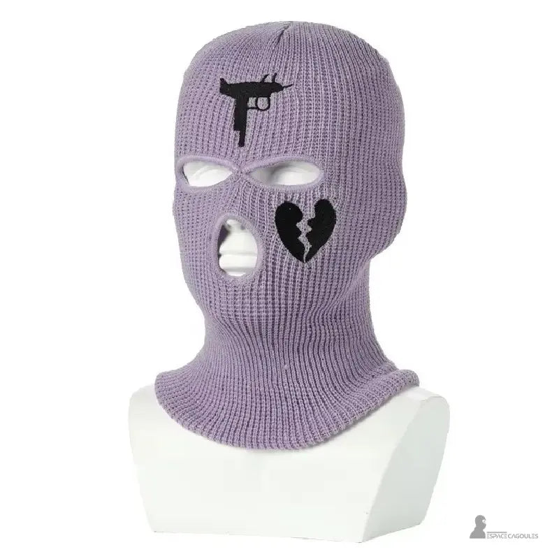 Cagoule gangster violet clair avec détails noirs pistolet et cœur brisé, exposée sur mannequin blanc en studio