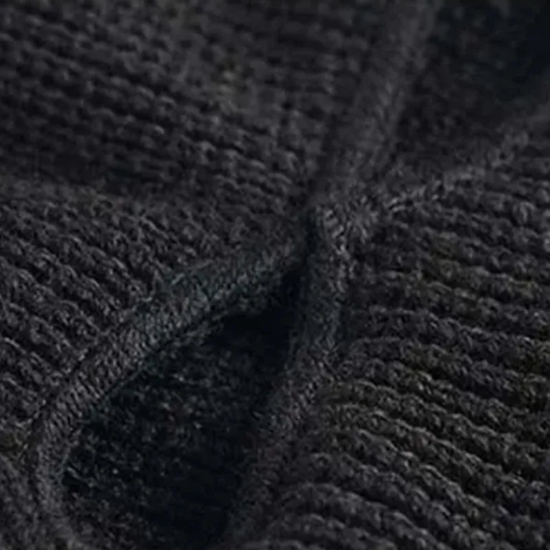 Cagoule gangster noir détail couture et ouverture des yeux en gros plan sur maille épaisse