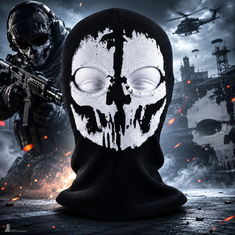 Cagoule Ghost Call of Duty au masque skull blanc portée en ambiance militaire nocturne - Espace Cagoules