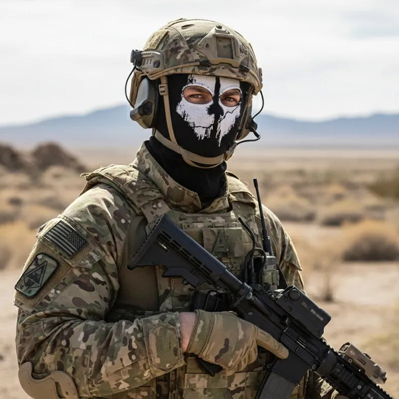 Cagoule ghost Skull Classic vue portée sous casque militaire en environnement désertique - Espace Cagoules