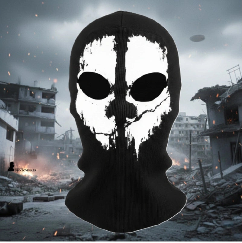 Kominiarka Ghost w białym, wyblakłym czaszce z widokiem z przodu na tle zrujnowanego miasta - Przestrzeń Cagoules