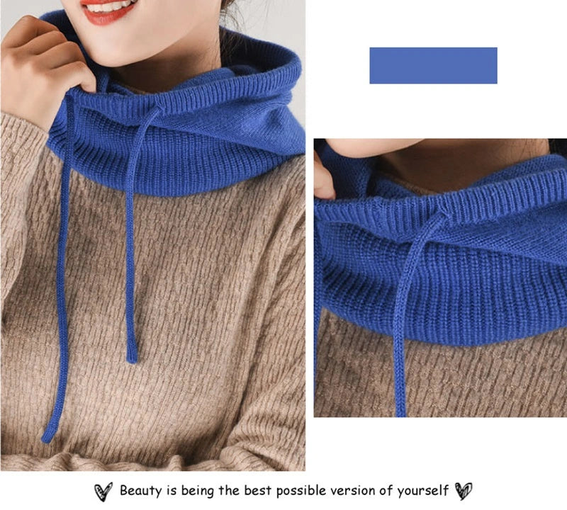 Närbild av en blå stickad vinterbalaklava för kvinnor, med detaljer om strukturen och passformen runt halsen.