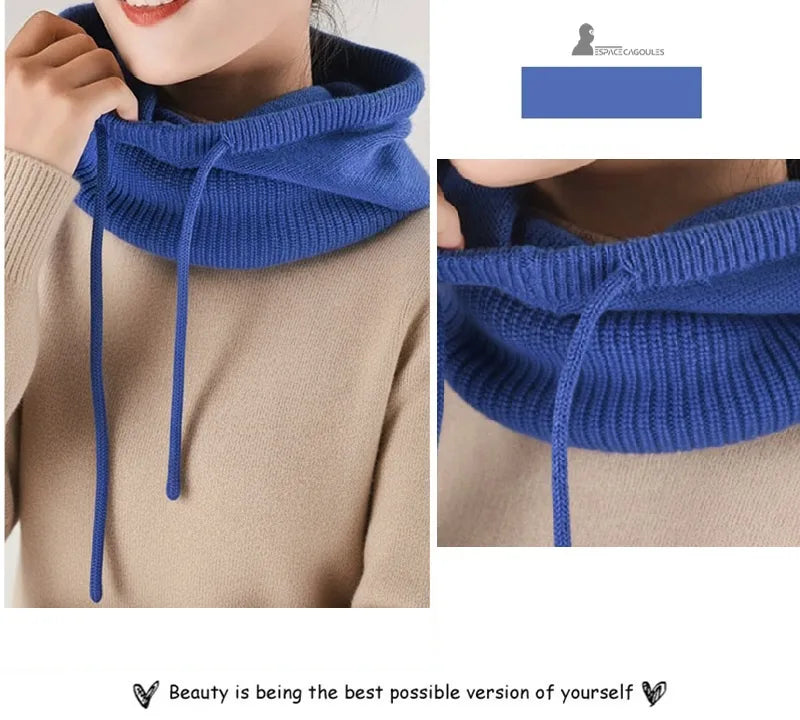 Passamontagna invernale donna – zoom sul colletto lavorato a maglia blu con lunghi cordini, indossata ripiegata attorno al collo – Spazio Passamontagna