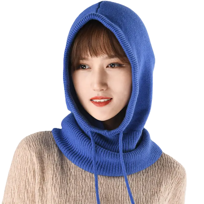 Kvinna som bär en blå ull vinterbalaklava med justerbara dragsko som täcker huvudet och nacken.