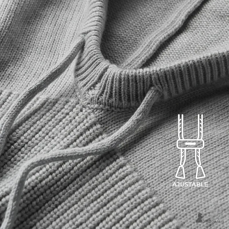 Passamontagna invernale donna – primo piano su una Passamontagna lavorata a maglia grigio chiaro che mette in evidenza la texture a maglia e i cordini regolabili - Spazio Passamontagna