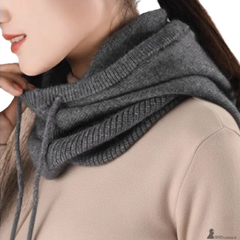 Passamontagna invernale donna – indossando la Passamontagna grigio scuro abbassata come scaldacollo, texture a maglia visibile di profilo - Spazio Passamontagna