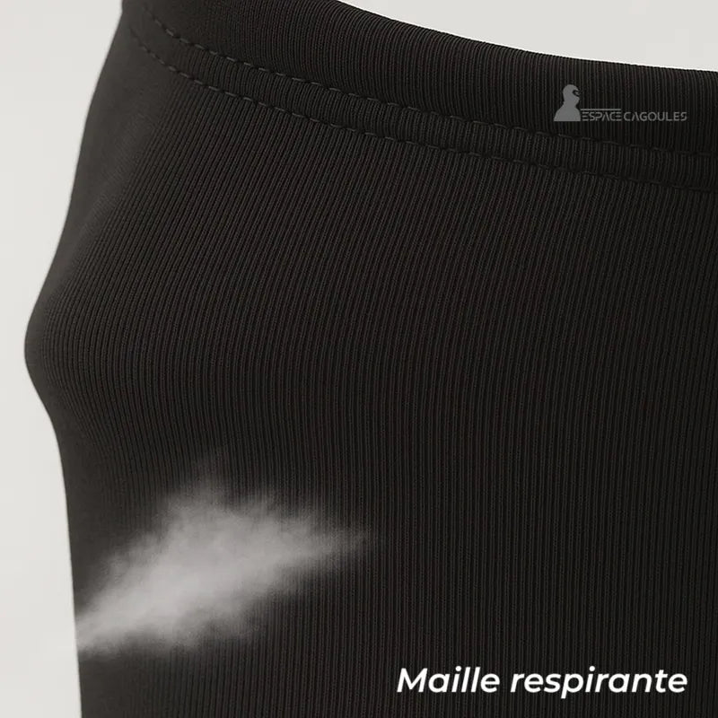 Winter-Sturmhaube für Motorrad Nahaufnahme schwarzes atmungsaktives Mesh mit sichtbarem Blasdampf