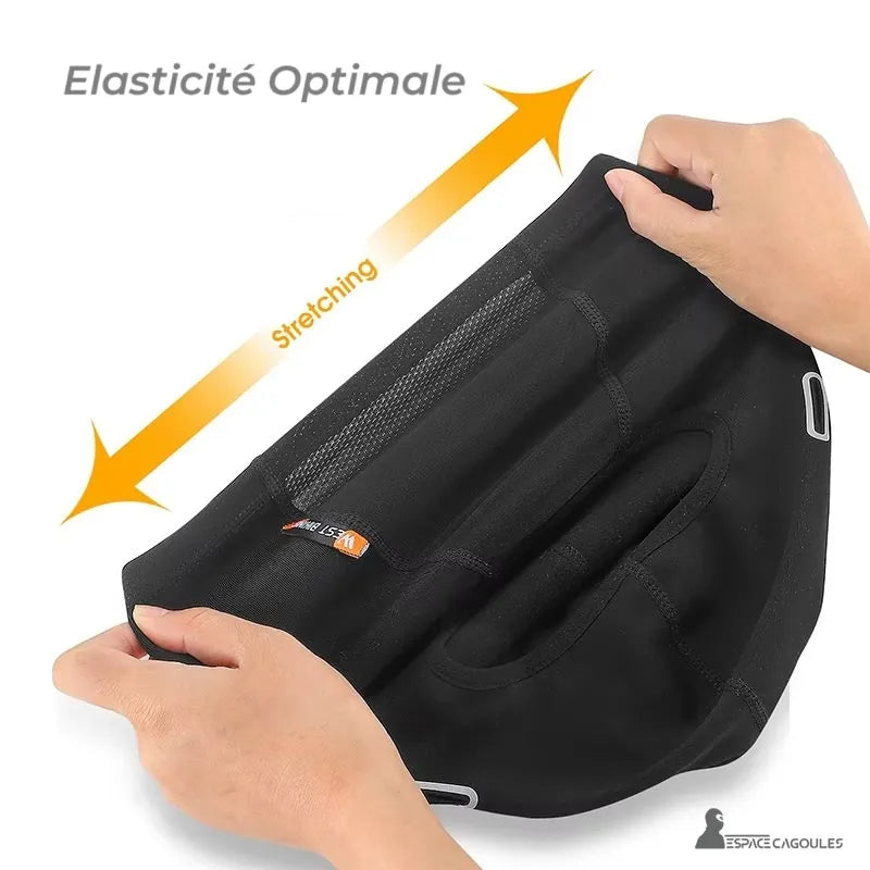 Cagoule hiver vélo extensible avec élasticité optimale montrée par des mains tirant le tissu noir