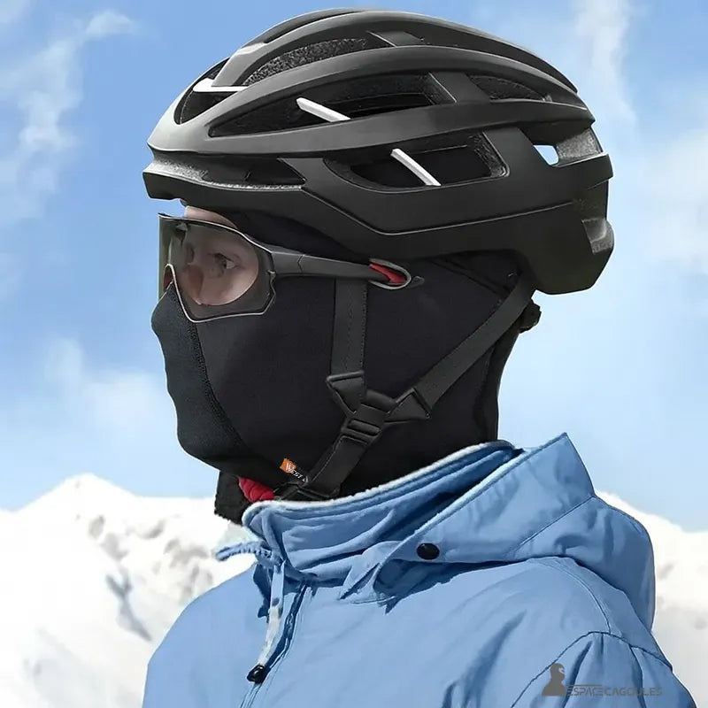 Cagoule hiver vélo portée sous un casque de cycliste en montagne avec lunettes pour protection complète contre le froid