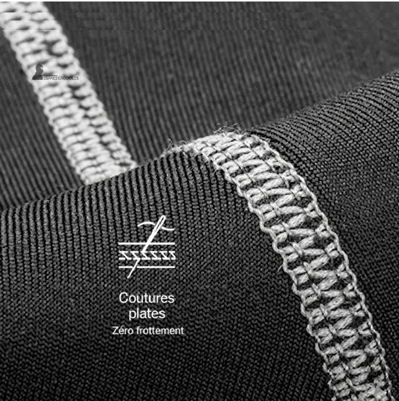 Cagoule homme moto détail macro du tissu noir avec coutures plates visibles indiquant zéro frottement – Espace Cagoules