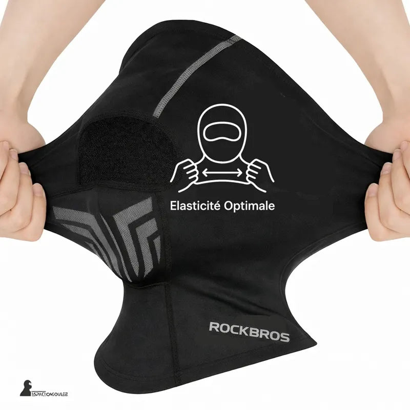 Cagoule homme moto noire étirée entre deux mains illustrant l’élasticité du tissu et la forme couvrante du protège-cou – Espace Cagoules