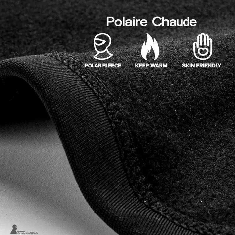 Cagoule homme moto détail macro de la doublure polaire noire illustrant la texture douce et chaude du tissu intérieur – Espace Cagoules