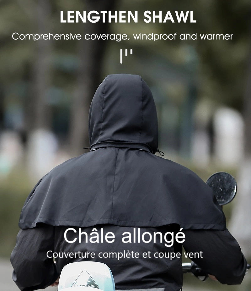 Cagoule intĂ©grale noire avec chĂąle allongĂ© offrant une couverture Ă©tendue, parfaite pour la protection contre le vent et le froid. Mise en situation dâun cycliste en extĂ©rieur.