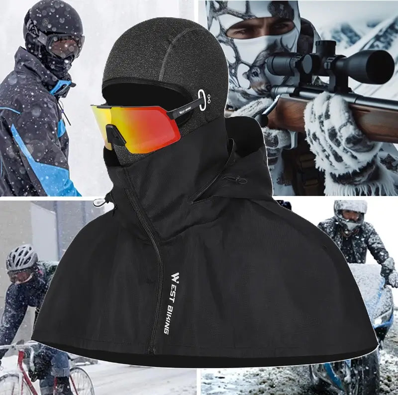 Cagoule intégrale noire portée sous un casque de ski avec lunettes, offrant une protection complÚte contre le froid. Parfaite pour les sports d'hiver, illustrée sur un fond montagneux enneigé.