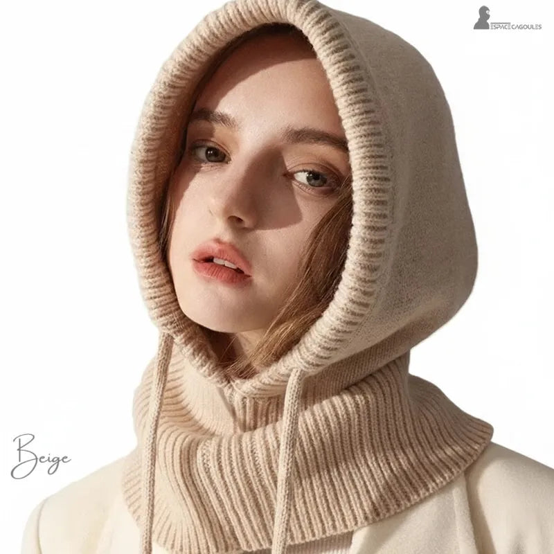 Cagoule laine portrait femme cagoule laine beige sur fond blanc avec lumiere naturelle - Espace Cagoules