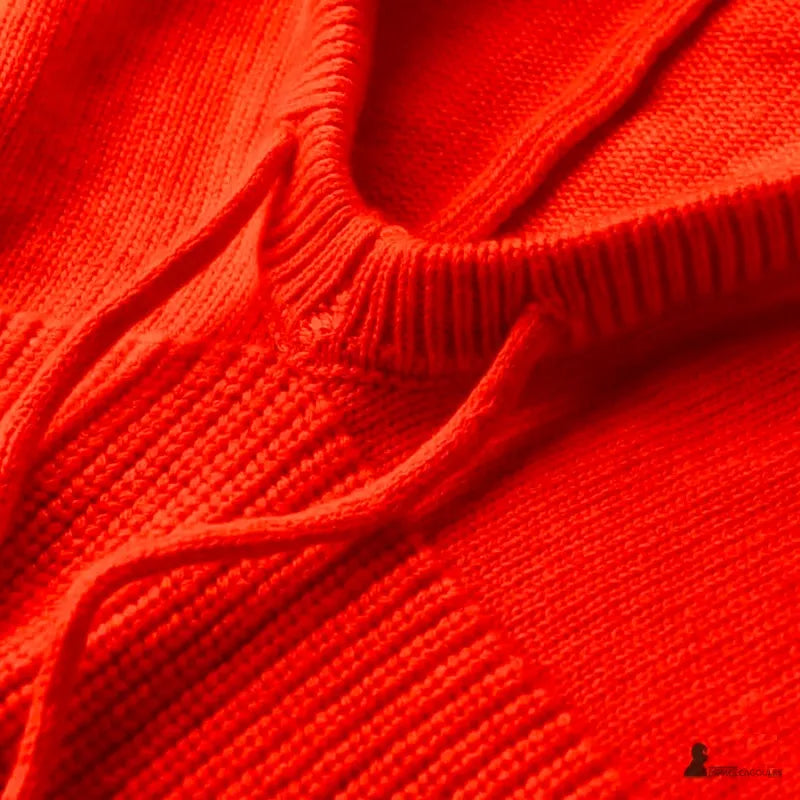 Passamontagna in lana donna, primo piano dettagliato sulla maglia rossa, cordini visibili e texture lavorata a maglia in evidenza – Spazio Passamontagna