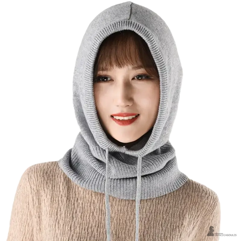 Cagoule laine femme gris clair portée par une femme souriante avec cordons visibles