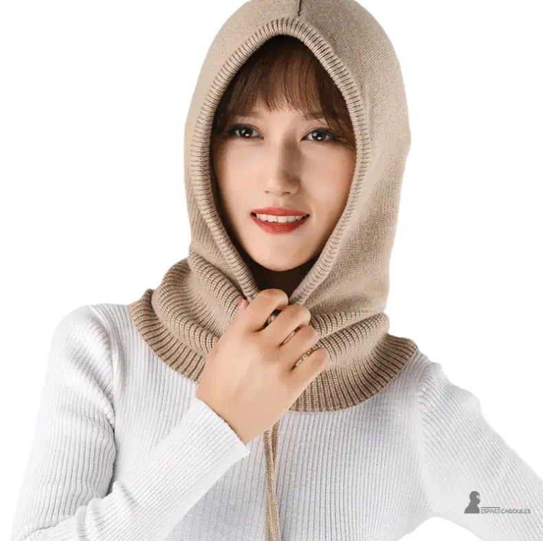 Cagoule laine femme kaki portée par une femme avec col couvrant le cou et capuche ajustée