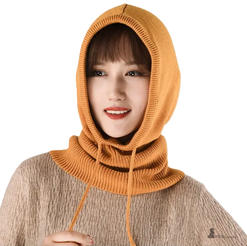 Cagoule laine femme orange portée par une femme avec capuche et col couvrant le cou